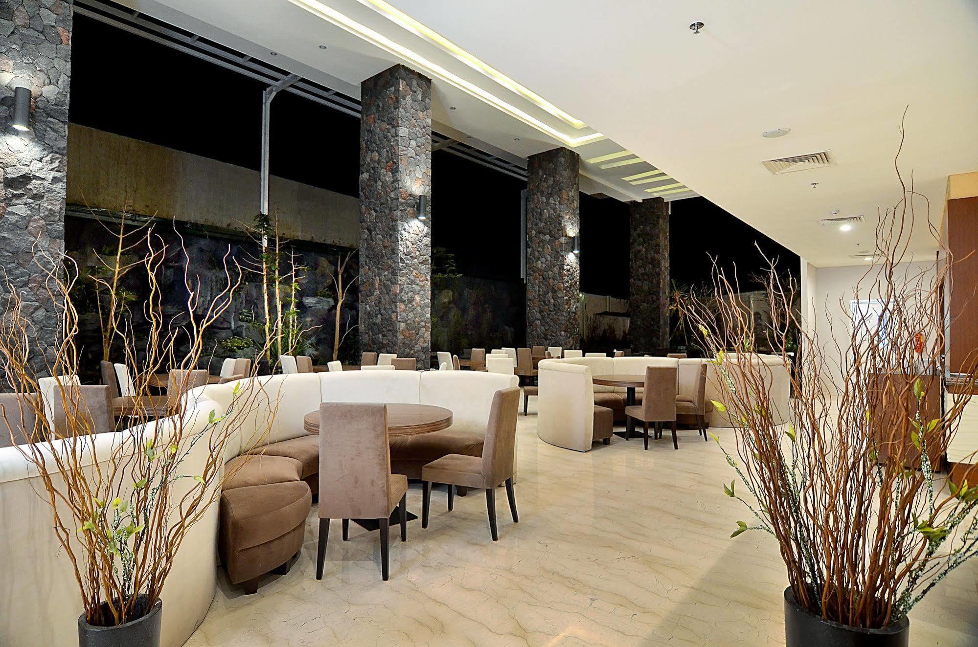 Ascent Premiere Hotel&Convention Malang Exterior foto